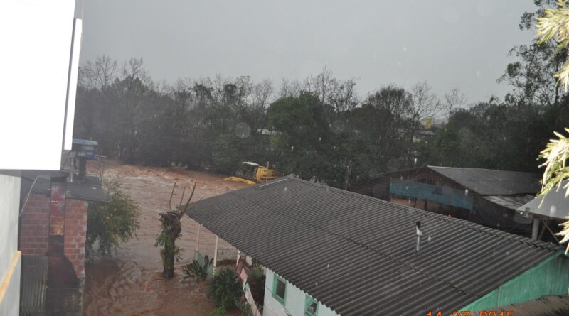 FORTES CHUVAS CAUSAM ENCHENTE EM IRACEMINHA