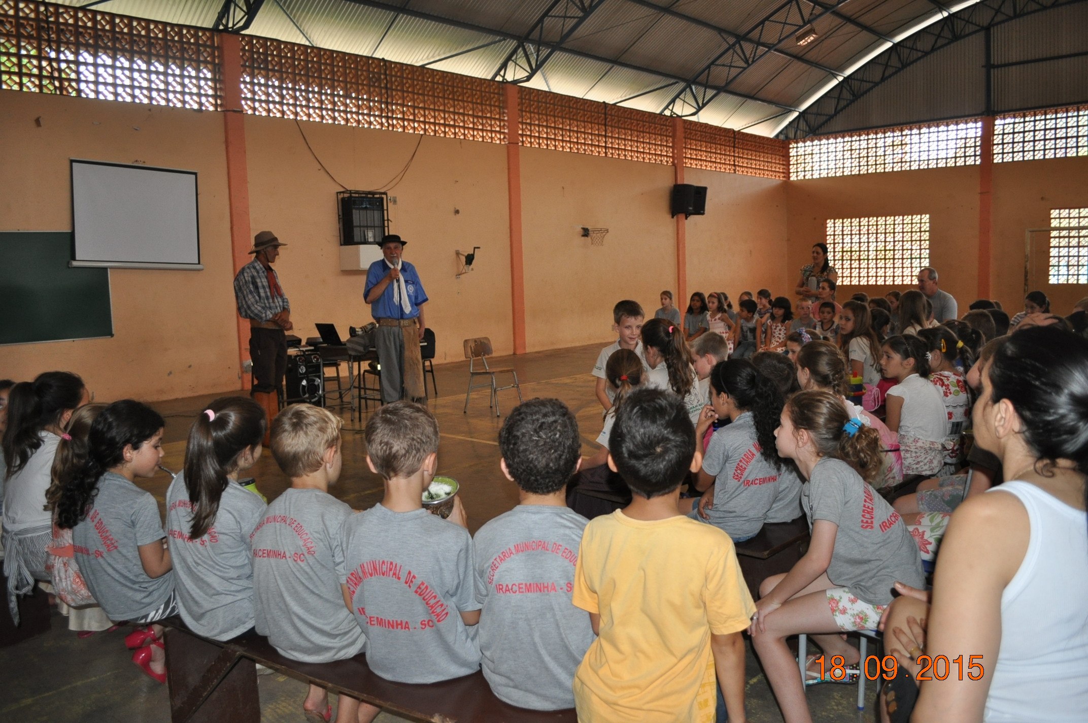 Palestra sobre tradicionalismo com alunos