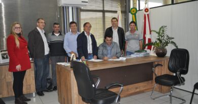 Empresa vencedora assina contrato de pavimentação asfáltica com município