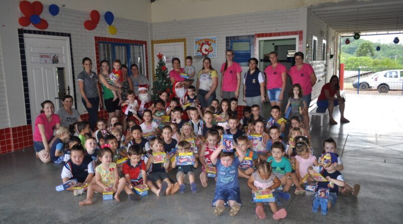 PAPAI NOEL VISITA ESCOLAS