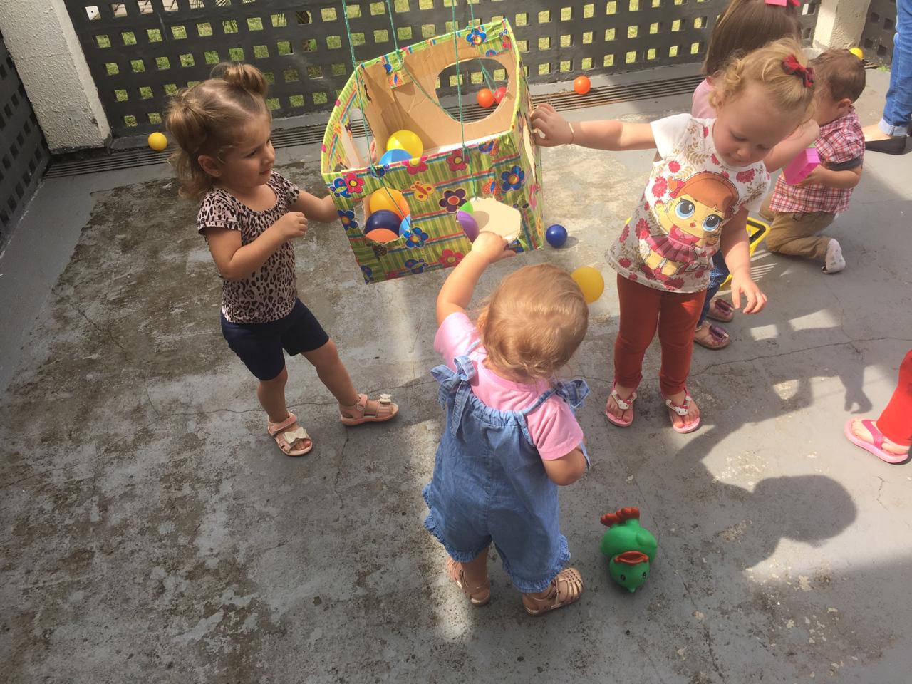 Bolas coloridas em um campo de jogo interno infantil